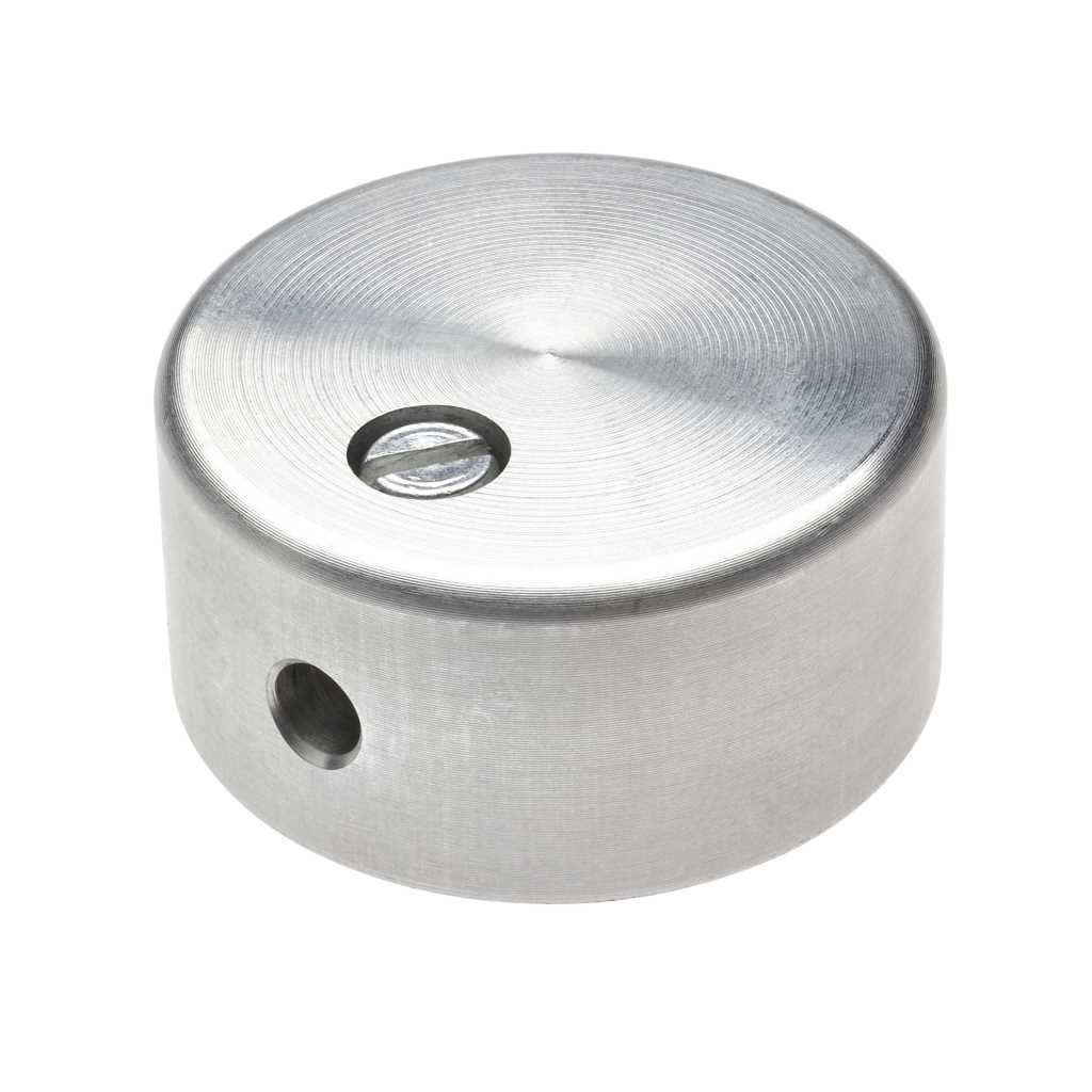 Runder Aluminiumzylinder mit Bohrung an der Seite und Schlitzschraube auf der Oberseite auf weißem Hintergrund