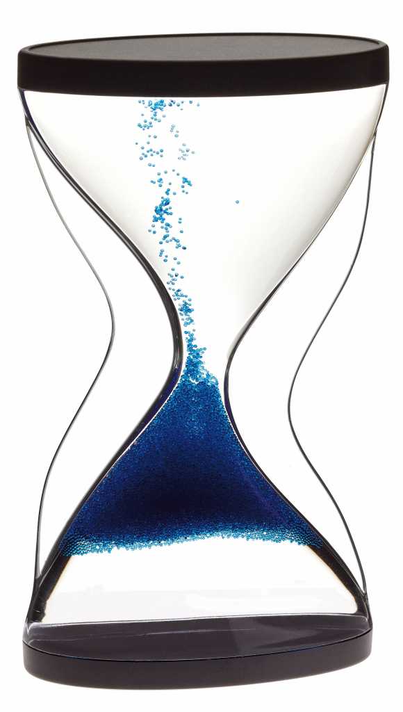 Sanduhr mit schwarzem Rahmen, transparentem Körper und blauem Granulat, das nach unten rieselt