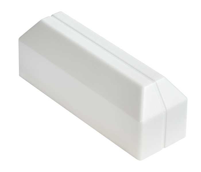 Weißes rechteckiges Kunststoffgehäuse mit abgeschrägter Stirnseite, freigestellt auf weißem Hintergrund