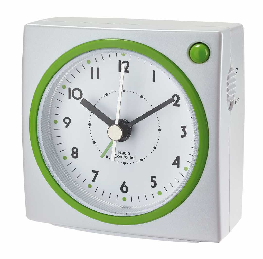 Silberner Wecker mit rundem, weißem Zifferblatt und grünem Rahmen, grüner Taste oben rechts, Schalter an der Seite
