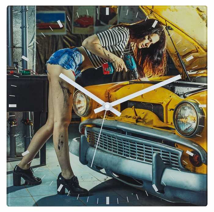 Frau in gestreiftem Shirt arbeitet mit Werkzeug am offenen Motorraum eines gelben Oldtimers, mit Uhrzeigern darüber gelegt