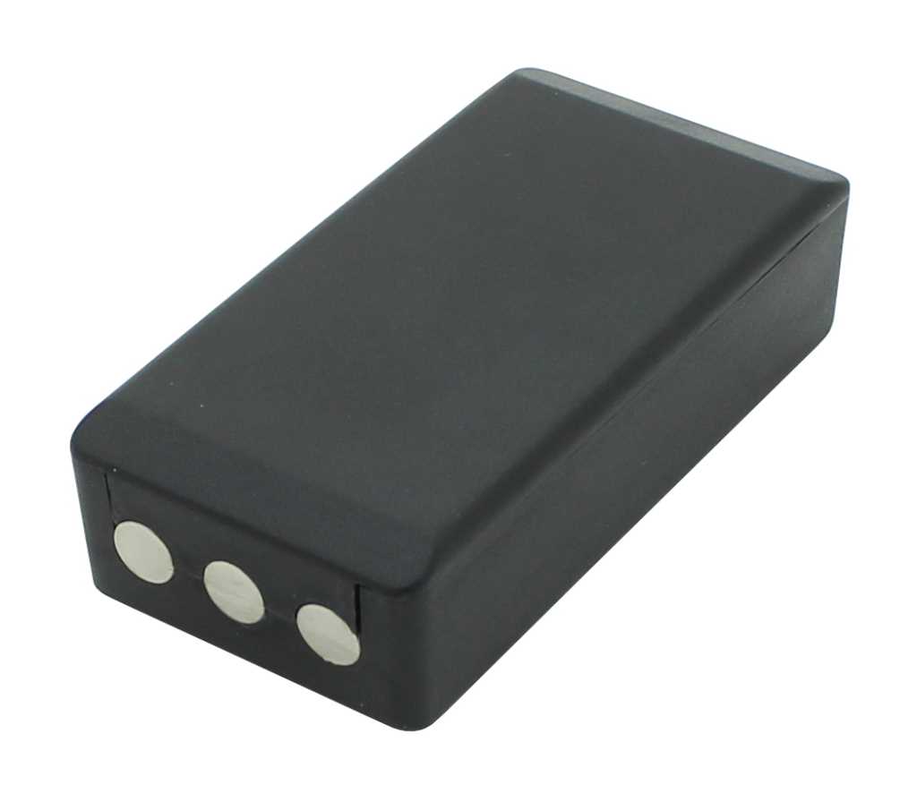 Schwarzer rechteckiger Akkublock mit drei runden Metallkontakten an einer Stirnseite, freigestellt auf Weiß