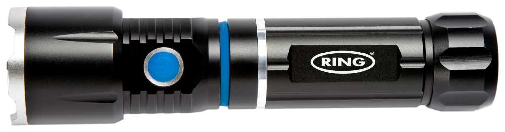 Schwarze Taschenlampe mit blauem seitlichem Knopf und Ring-Logo, seitliche Ansicht auf weißem Hintergrund