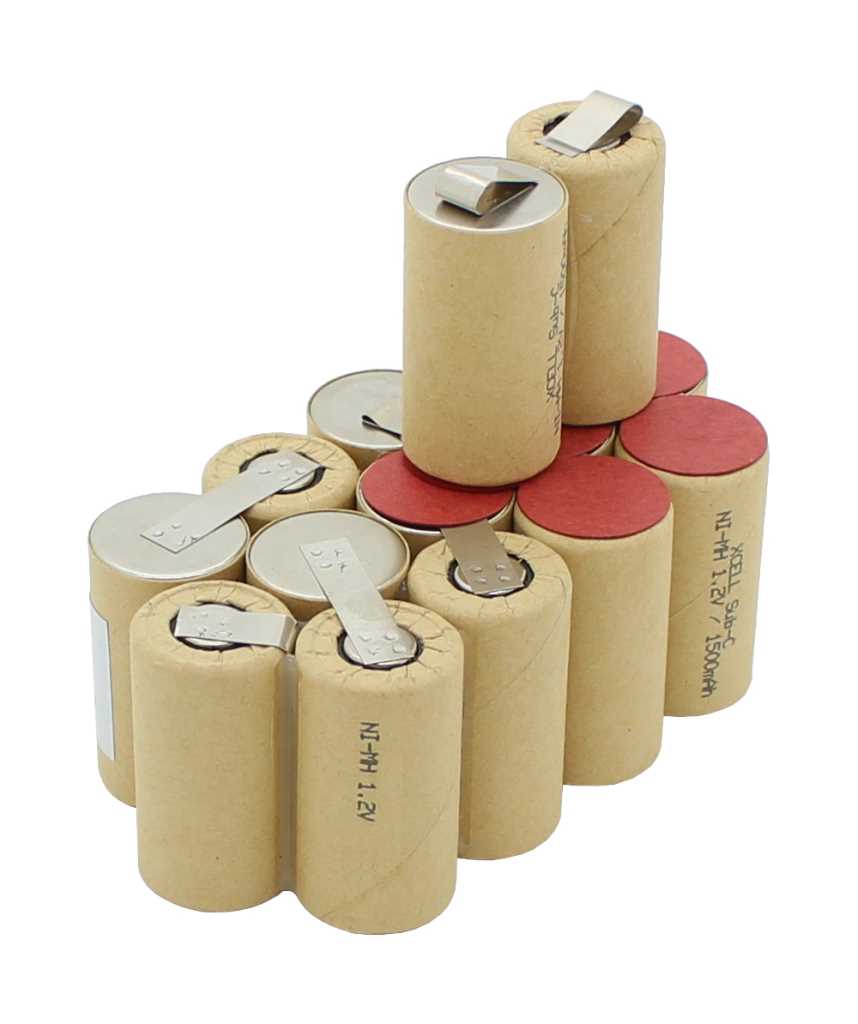 Acht zylindrische Akkuzellen mit Papiermantel, teilweise mit Lötfahnen und roten Isolierscheiben oben arrangiert