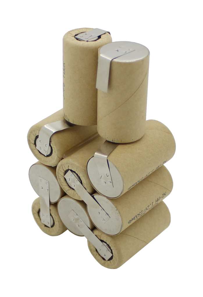 Acht zylindrische Akkuzellen im Papiermantel, zu einem Block gestapelt, mit Metalllaschen an den Enden