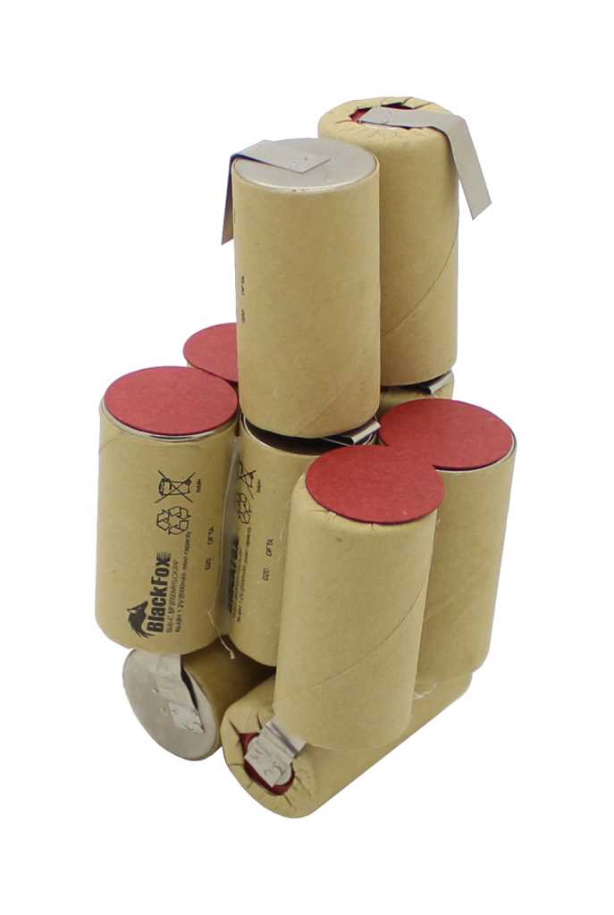 Akkupack aus mehreren zylindrischen Zellen mit brauner Ummantelung und roten Abdeckscheiben, mit Metalllaschen