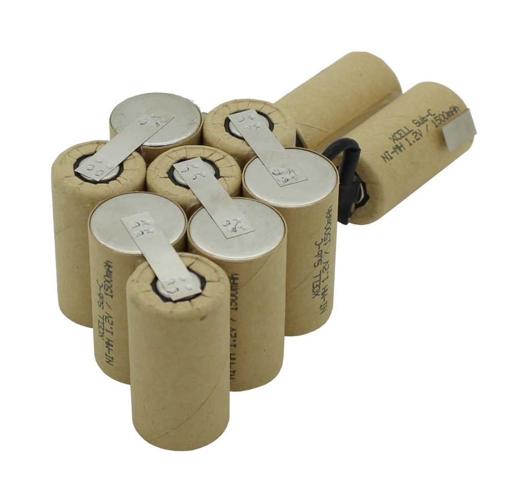 Acht zylindrische Akkuzellen im Papiermantel, zu einem Pack mit Metalllaschen verbunden und mit schwarzem Kabelstrang