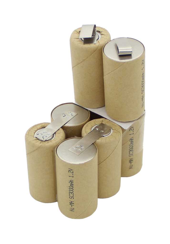 Sechs zylindrische Akkuzellen in Papierhülle, zu einem Paket verbunden, mit Metalllaschen auf den Polkappen