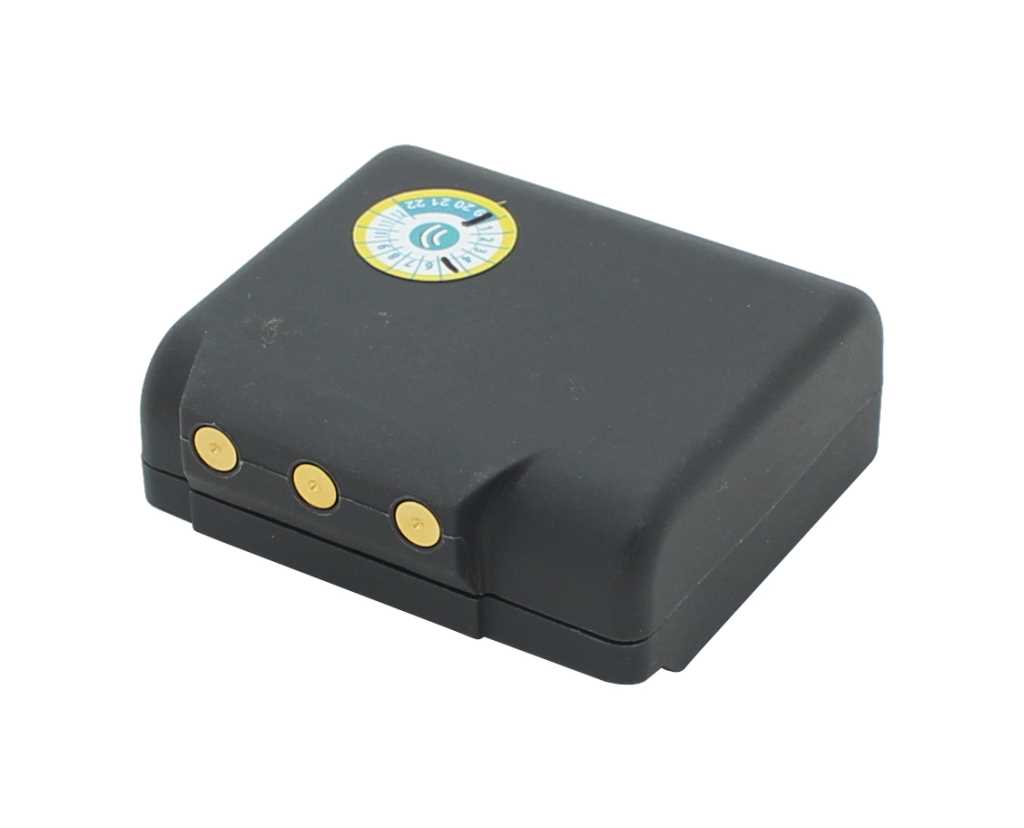 Schwarzer Akku mit drei goldfarbenen Kontakten an der Seite und rundem Aufkleber oben auf weißem Hintergrund