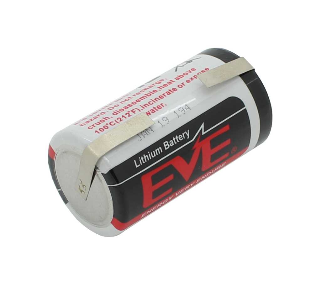 Zylindrische Batterie mit zwei U-förmigen Metalllaschen auf dem Gehäuse, liegend auf weißem Hintergrund