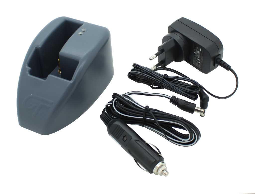 Graue Ladestation mit zwei Kontakten sowie Netzteil mit Kabel, Hohlstecker und Kfz-Adapter auf weißem Hintergrund