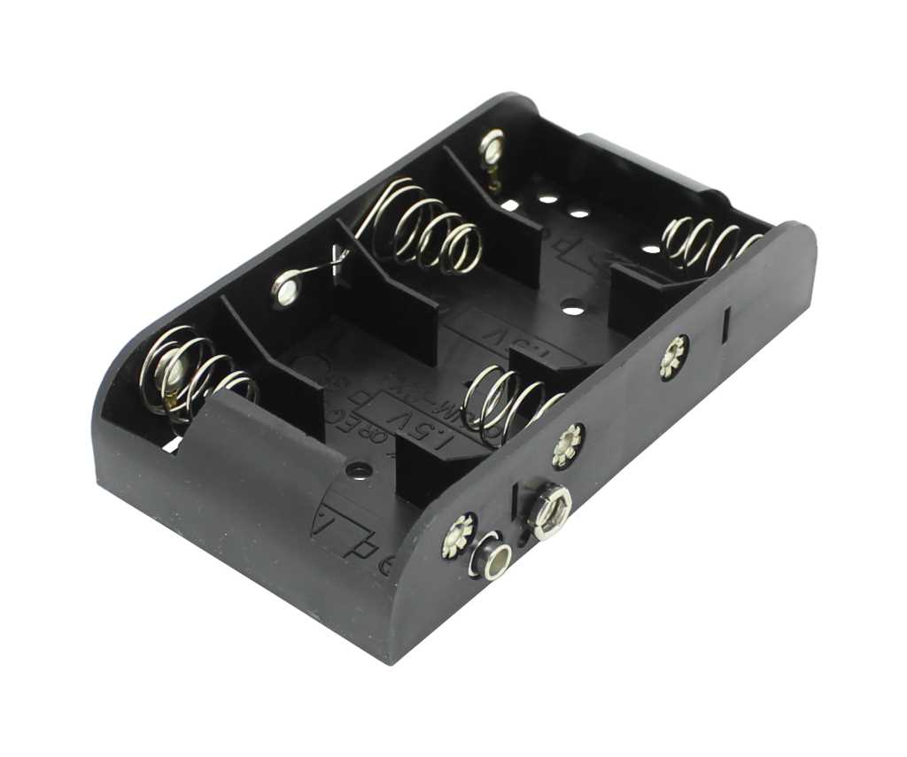 Schwarzer Batteriehalter mit vier Fächern, Metallfedern und Druckknopfanschlüssen auf weißem Hintergrund