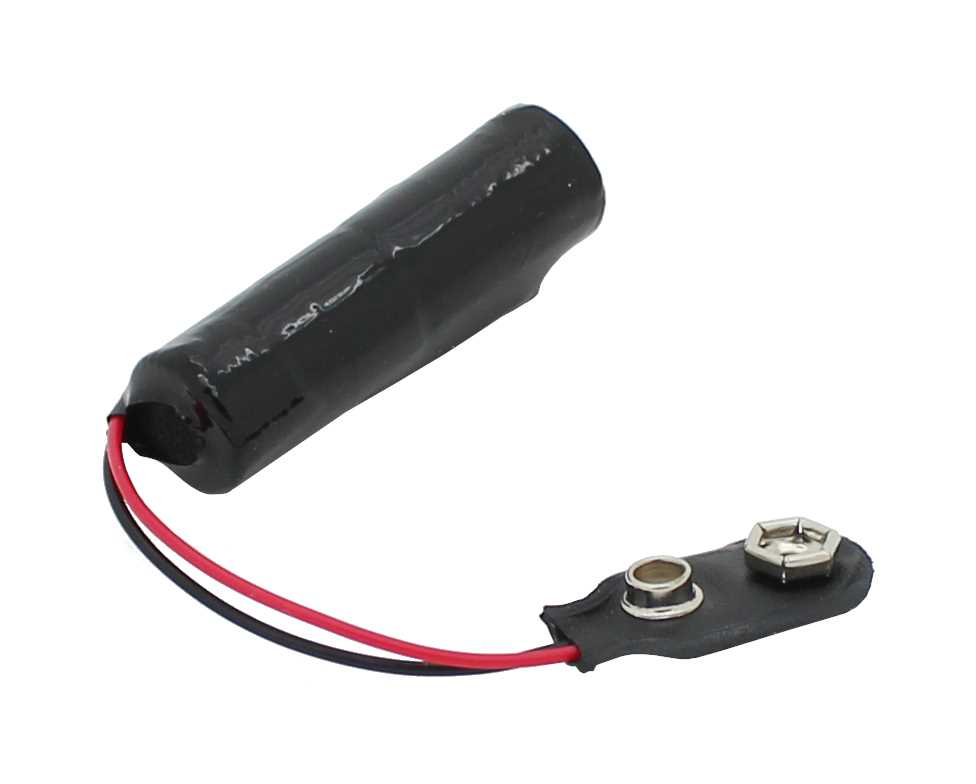 Schwarzer zylindrischer Batteriepack mit rotem und schwarzem Kabel und 9V-Clip-Stecker auf weißem Hintergrund