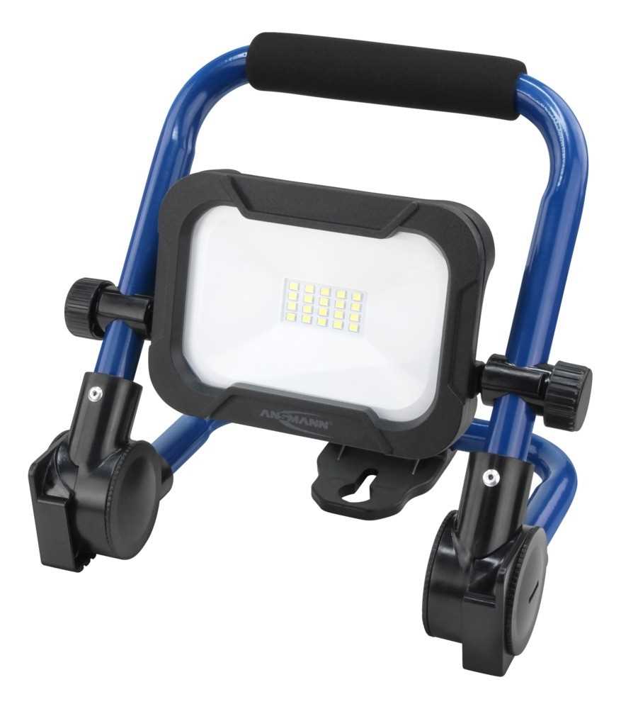 Schwarzer LED-Strahler mit weißer Reflektorfläche auf blauem Bügelrahmen mit Tragegriff und Standfuß