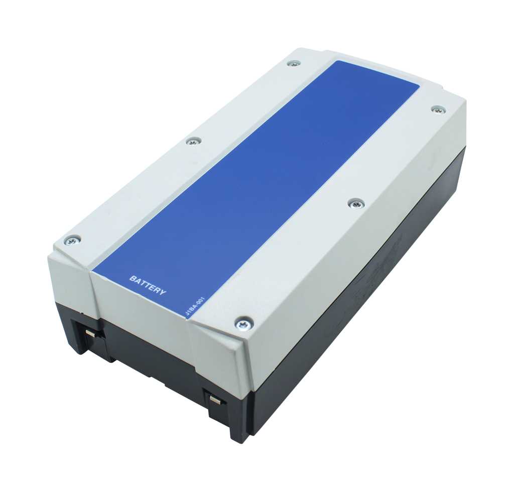 Rechteckiges Batteriemodul in Weiß und Schwarz mit blauem Mittelstreifen und vier sichtbaren Schrauben auf weißem Hintergrund