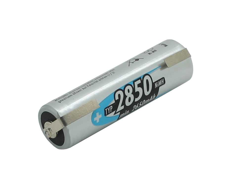 Silberner AA-Akku mit seitlichen Lötfahnen in U-Form, liegend auf weißem Hintergrund