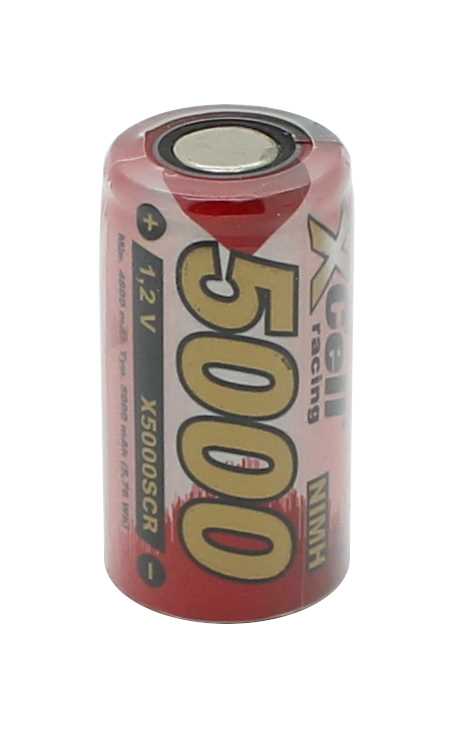 Zylindrischer Akku in Rot und Silber mit Pluspol oben und großer gelber 5000-Aufschrift
