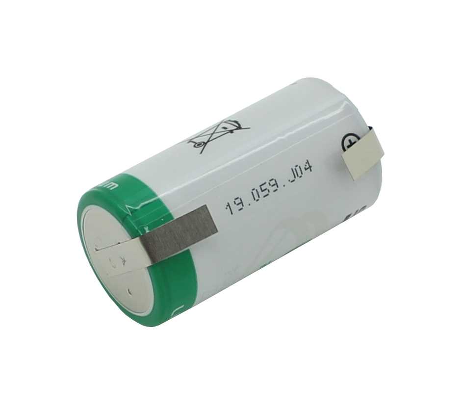 Zylindrische Batterie mit grünem Rand und zwei Metall-Lötfahnen an den Enden auf weißem Gehäuse