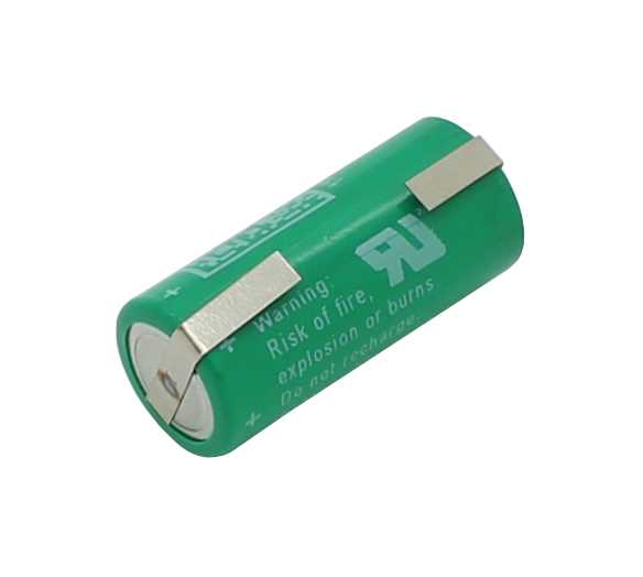 Grüne zylindrische Batterie mit zwei seitlichen Metall-Lötfahnen, liegend auf weißem Hintergrund