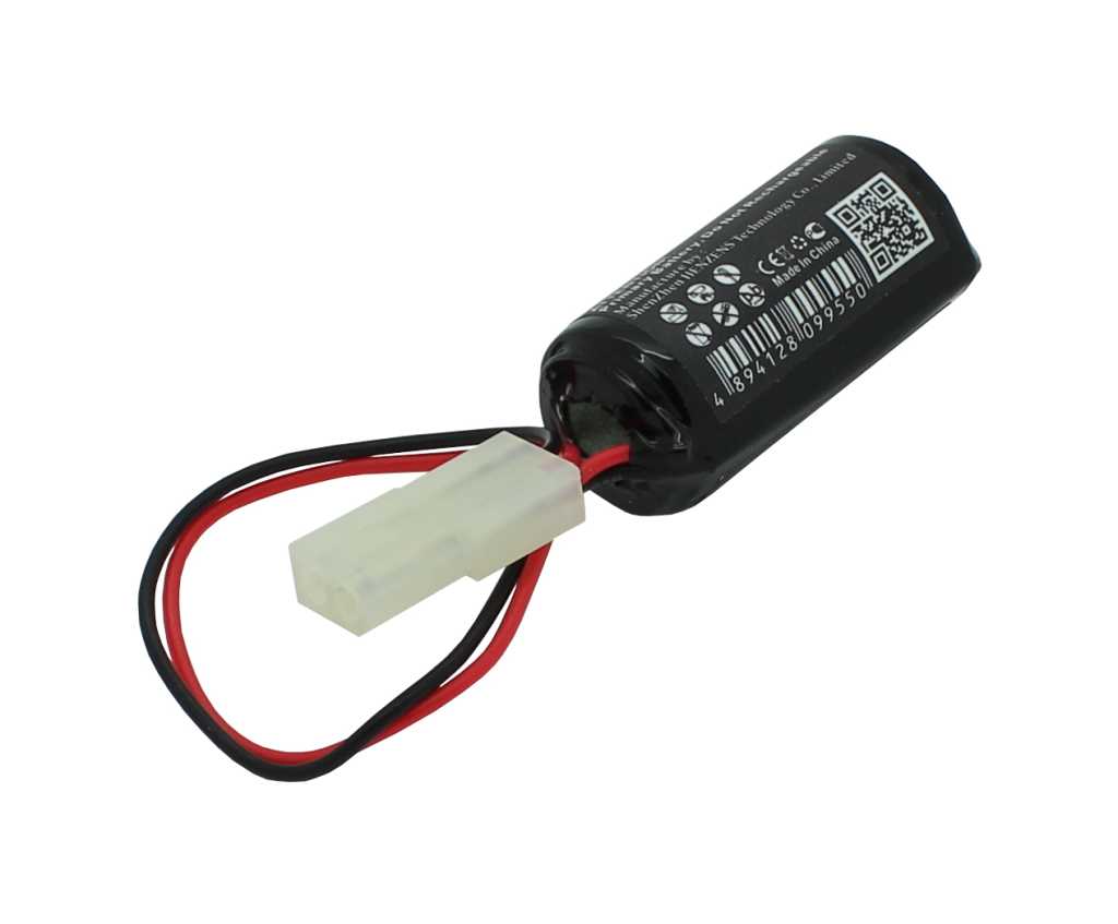 Schwarze Zylinderbatterie mit roten und schwarzen Kabeln und weißem Steckverbinder auf weißem Hintergrund