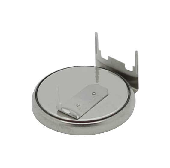 Knopfzelle aus Metall mit angelöteten Anschlussfahnen, Seitenansicht auf weißem Hintergrund