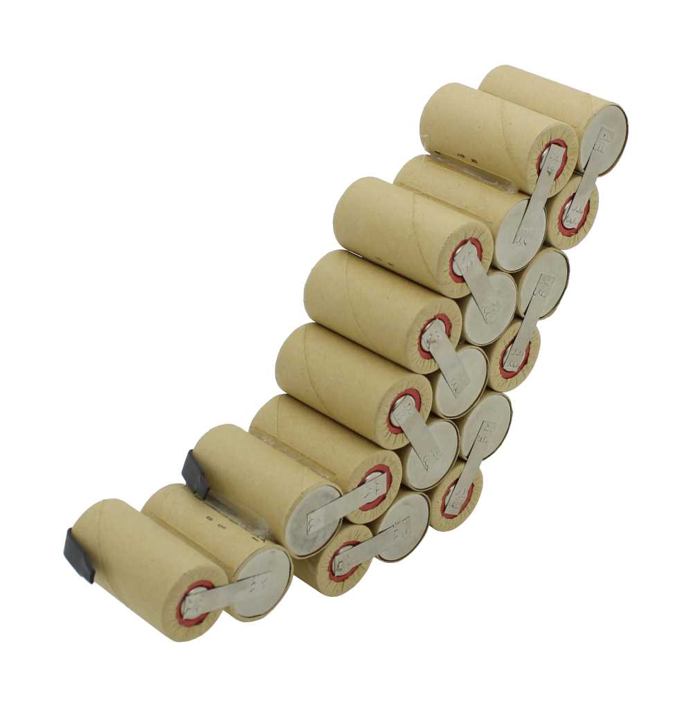 Akkupack aus 20 zylindrischen Zellen mit Lötfahnen, in zwei Segmenten angeordnet auf weißem Hintergrund