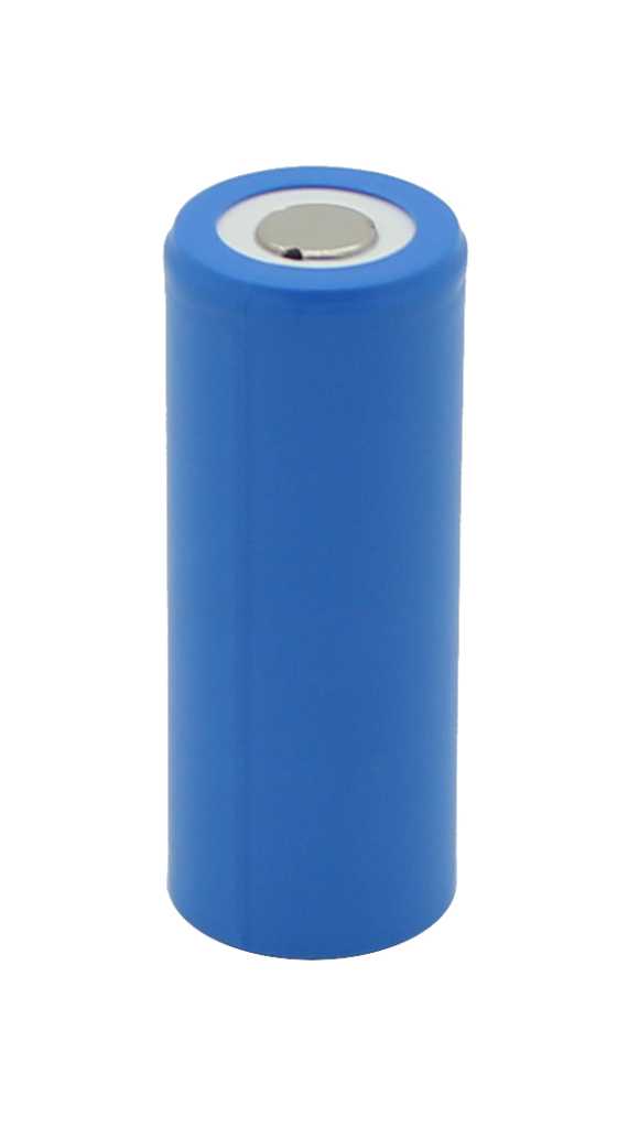 Blauer zylindrischer Akku mit flachem Pluspol auf weißem Hintergrund