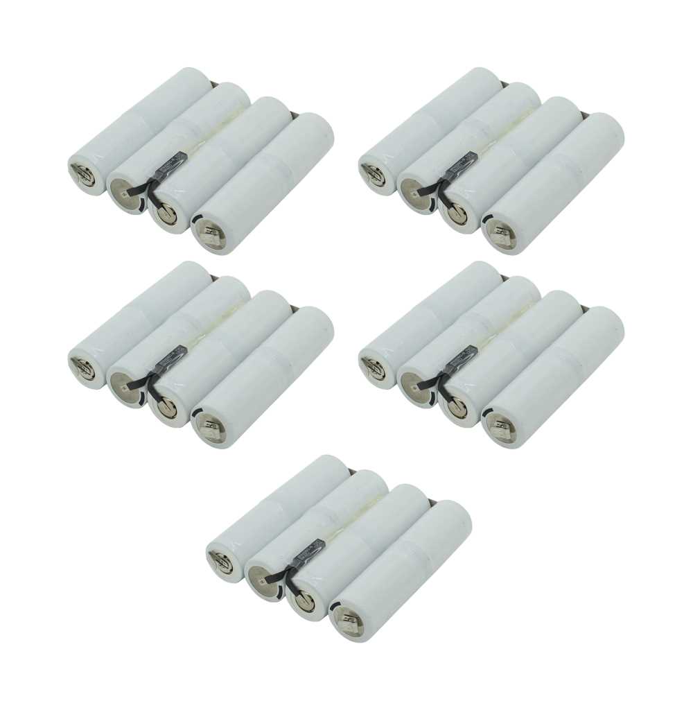 Fünf Akkupacks mit je vier weißen zylindrischen Zellen und schwarzem Kabel auf weißem Hintergrund