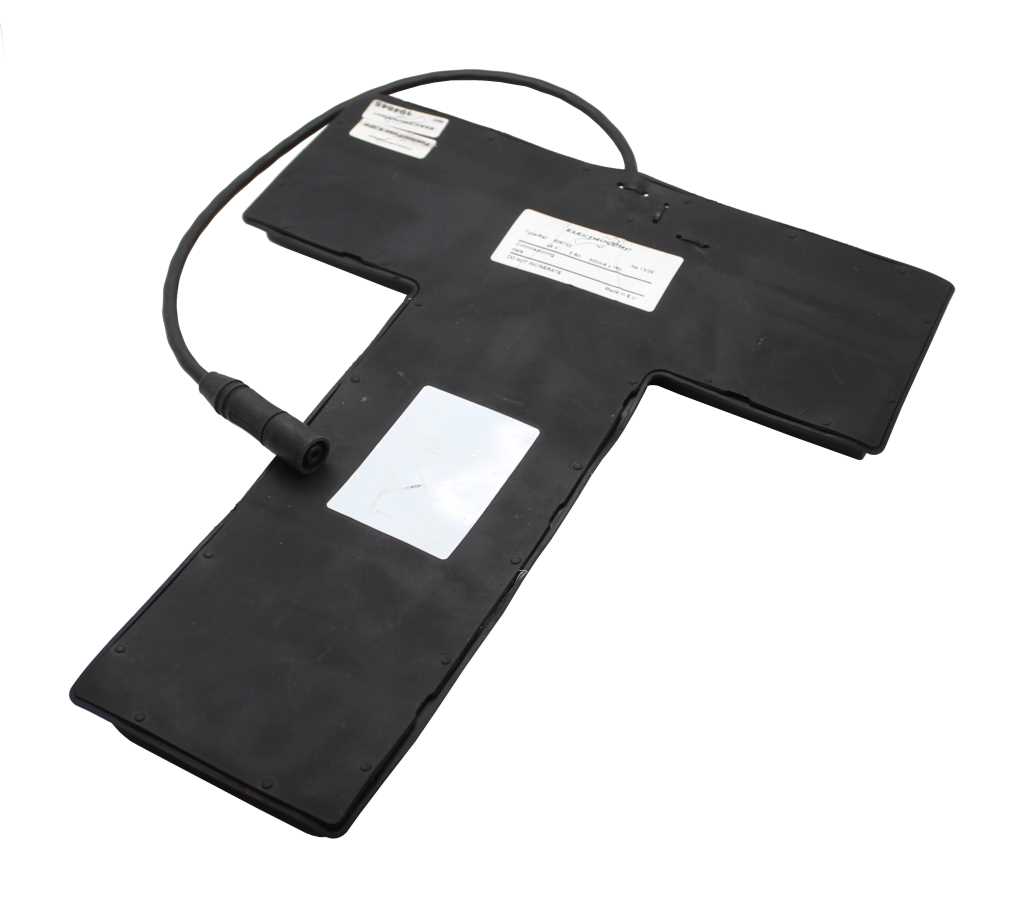 Schwarzer T-förmiger Akku mit Kabel und Rundstecker, mehrere weiße Etiketten auf der Oberfläche