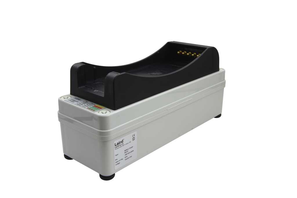 Graue Ladestation mit schwarzer Auflage und fünf goldfarbenen Kontakten auf weißem Hintergrund