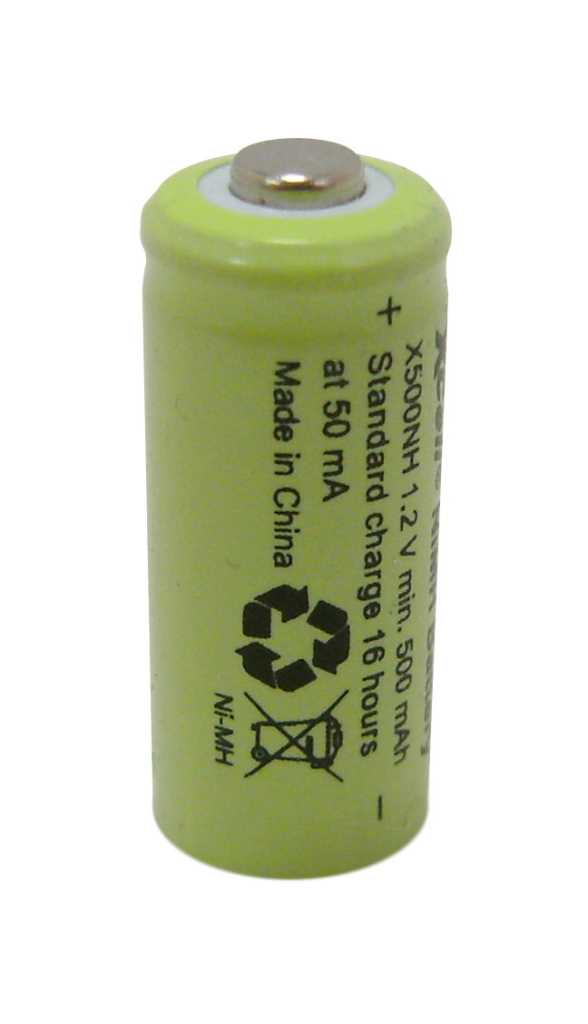 Gelber zylindrischer Akku mit sichtbarem Pluspol und aufgedruckten Symbolen, freigestellt vor weißem Hintergrund