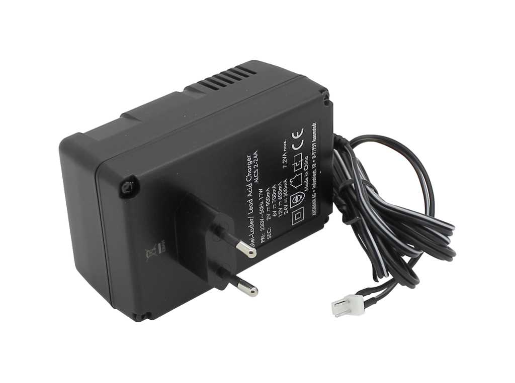 Schwarzes Steckernetzteil mit Eurostecker und festem Kabel, am Kabelende ein weißer zweipoliger Steckverbinder