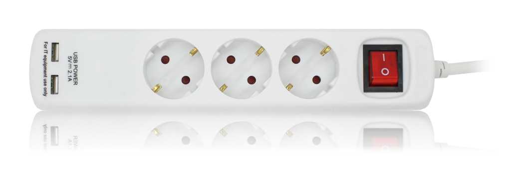 Weiße Steckdosenleiste mit drei runden Steckplätzen, zwei USB-Buchsen links und rotem Ein-/Ausschalter rechts