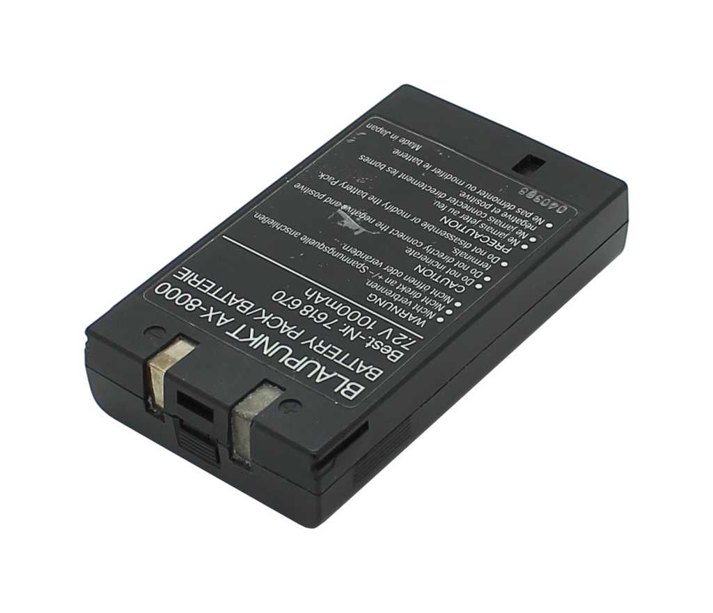 Schwarzer rechteckiger Akku mit Kontaktflächen und Verriegelung, schräg von oben auf weißem Hintergrund