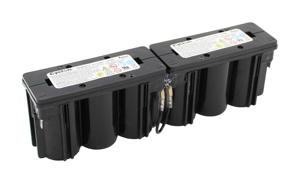 Schwarzer Batterieblock mit zwei verbundenen Modulen, Oberseite mit Etiketten und zwei Kabeln an der Seite