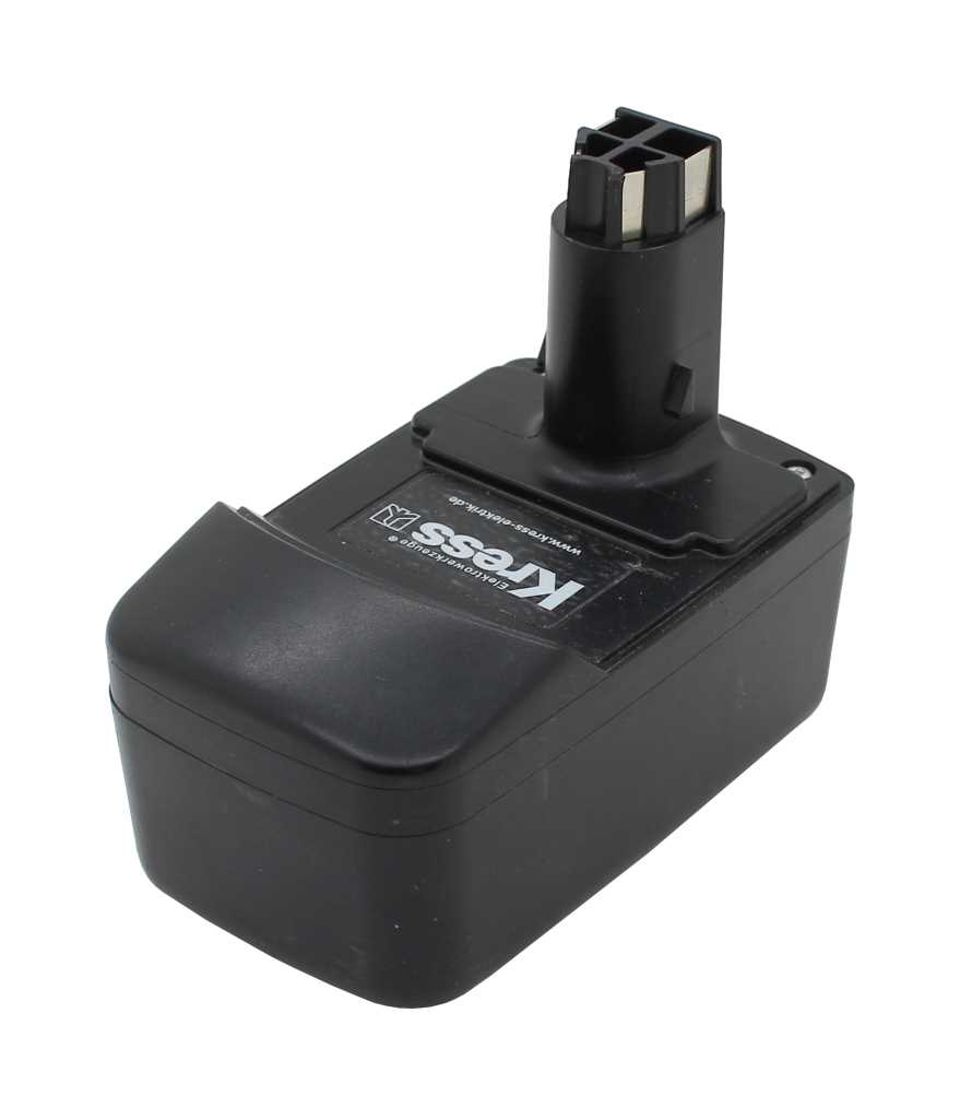 Schwarzer Werkzeugakku mit Steckkontakt und Metallkontakten, freigestellt auf weißem Hintergrund