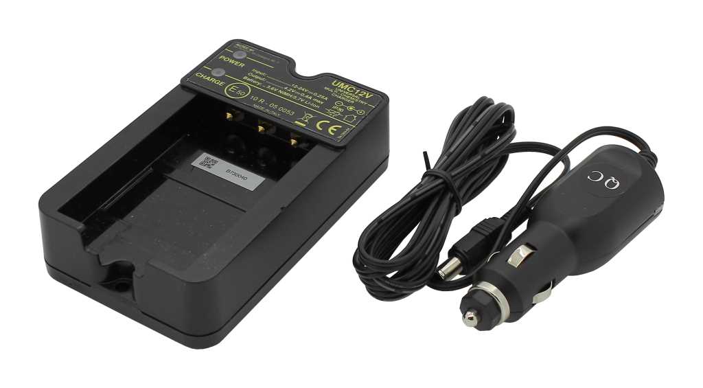 Schwarze Ladestation mit Steckplatz und Statusanzeige, daneben Kabel mit Kfz-Stecker für Zigarettenanzünder