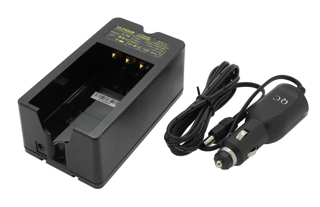 Schwarze Ladehalterung mit Kabel und 12V-Kfz-Stecker auf weißem Hintergrund