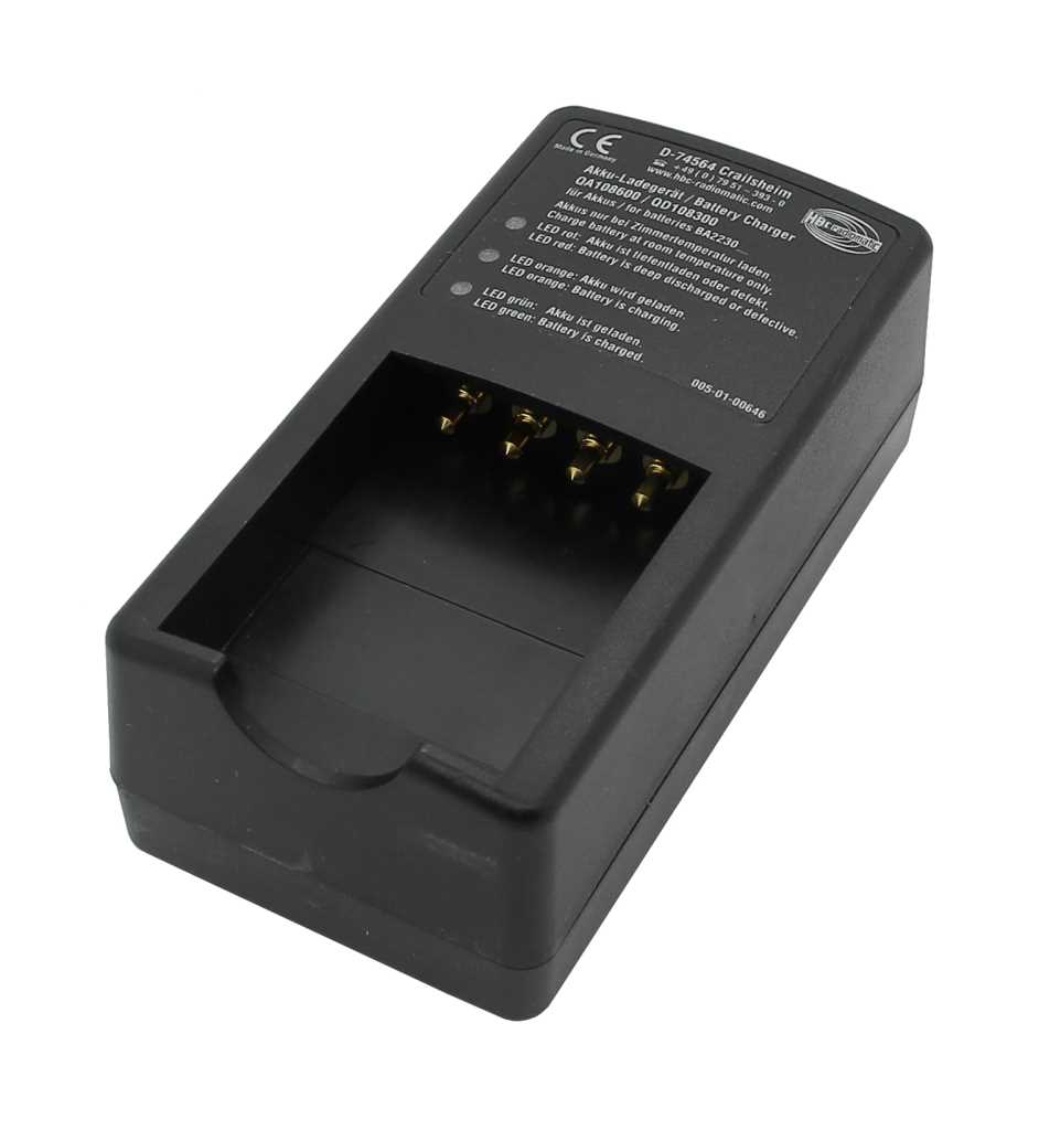 Schwarzes Ladegerät mit Aufnahmeschacht und goldfarbenen Kontakten, Ansicht schräg von oben