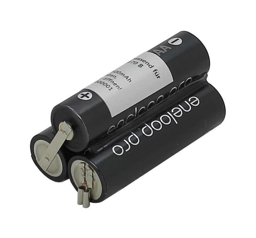 Drei schwarze AA-Akkuzellen zu einem Pack verbunden, mit Metallfahnen an den Stirnseiten und Aufdruck