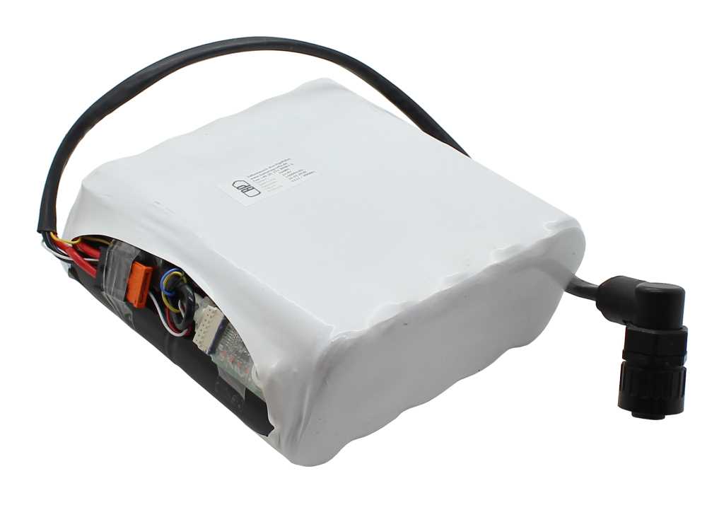 Weiß ummantelter Akkupack mit sichtbaren Kabeln und Elektronik an der Seite sowie schwarzem Rundstecker am Kabel