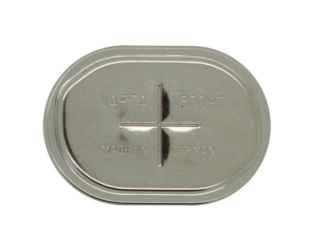 Silberne ovale Knopfzelle mit geprägtem Kreuz in der Mitte, Nahaufnahme auf weißem Hintergrund