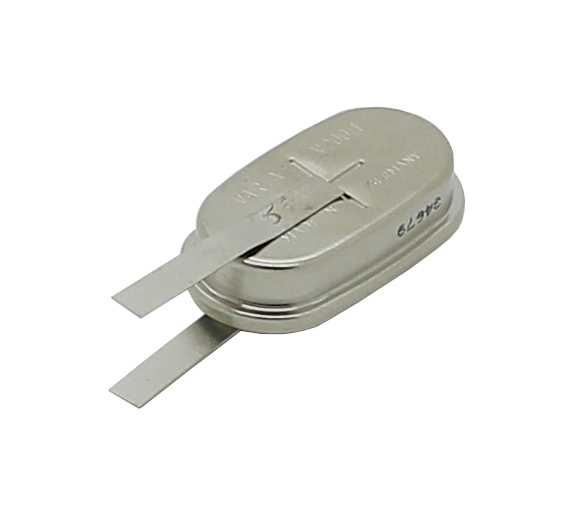 Silberne Knopfzelle mit zwei flachen Lötfahnen in U-Form, schräg von oben auf weißem Hintergrund