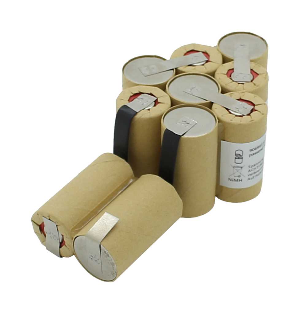 Acht zylindrische Akkuzellen im Pappmantel mit Metalllaschen, zu einem Pack gebündelt, zwei Zellen separat davor