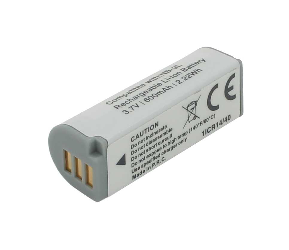 Weiß-grauer rechteckiger Kameraakku mit Kontaktleiste und aufgedruckten Warnsymbolen, schräg liegend auf weißem Grund