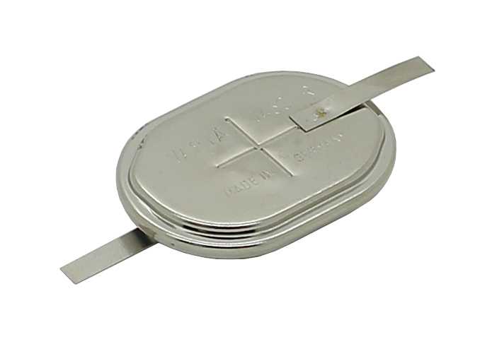 Silberner Knopfzellenakku mit zwei seitlichen Lötfahnen auf weißem Hintergrund in schräger Ansicht