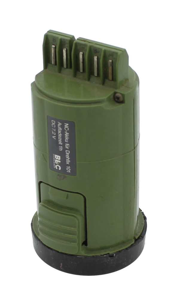 Grüner zylindrischer Akkupack mit fünf Metallkontakten oben und schwarzem Standfuß auf weißem Hintergrund