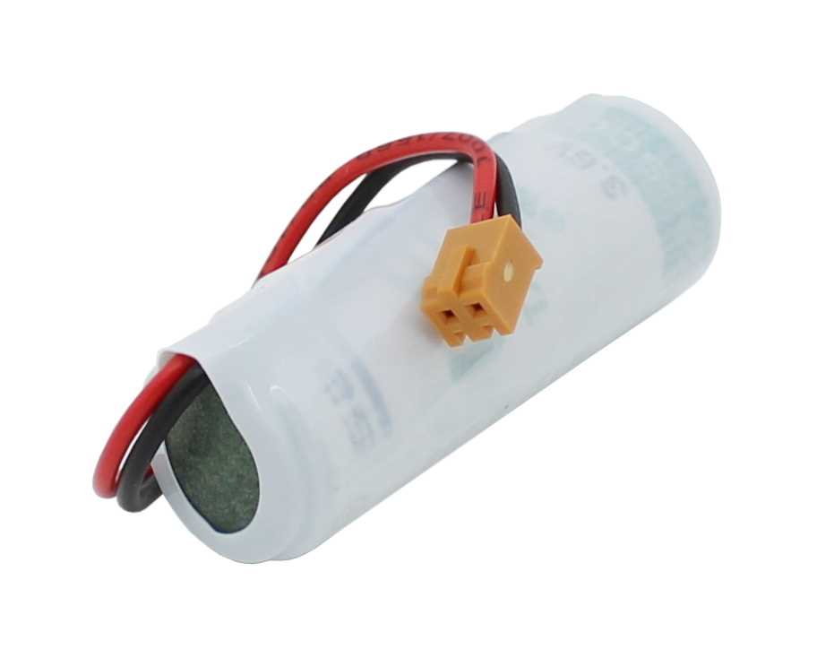 Zylindrische Batterie im weißen Schrumpfschlauch mit rot-schwarzen Kabeln und gelbem Steckverbinder auf weißem Grund