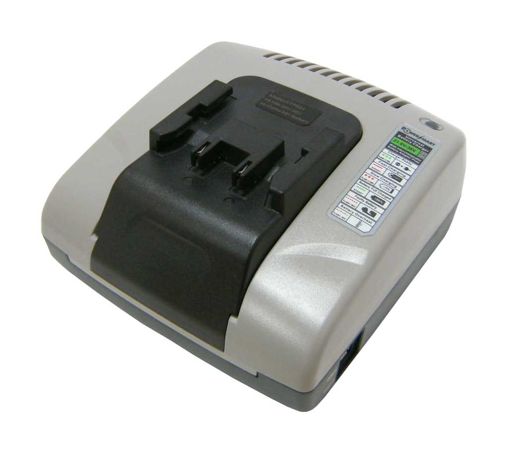 Grau-schwarzes Akkuladegerät mit Steckschacht und Statusaufkleber, schräg von oben auf weißem Hintergrund gezeigt