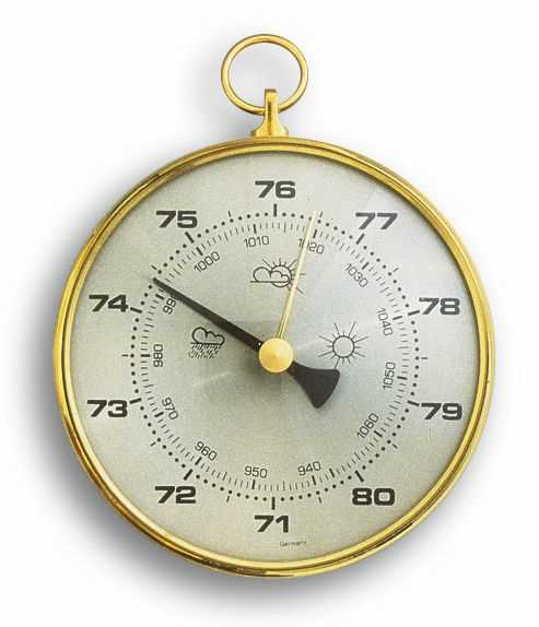 Rundes Barometer mit goldfarbenem Ring und Aufhängung, graues Zifferblatt mit zwei Zeigern und Skalenwerten 71–80